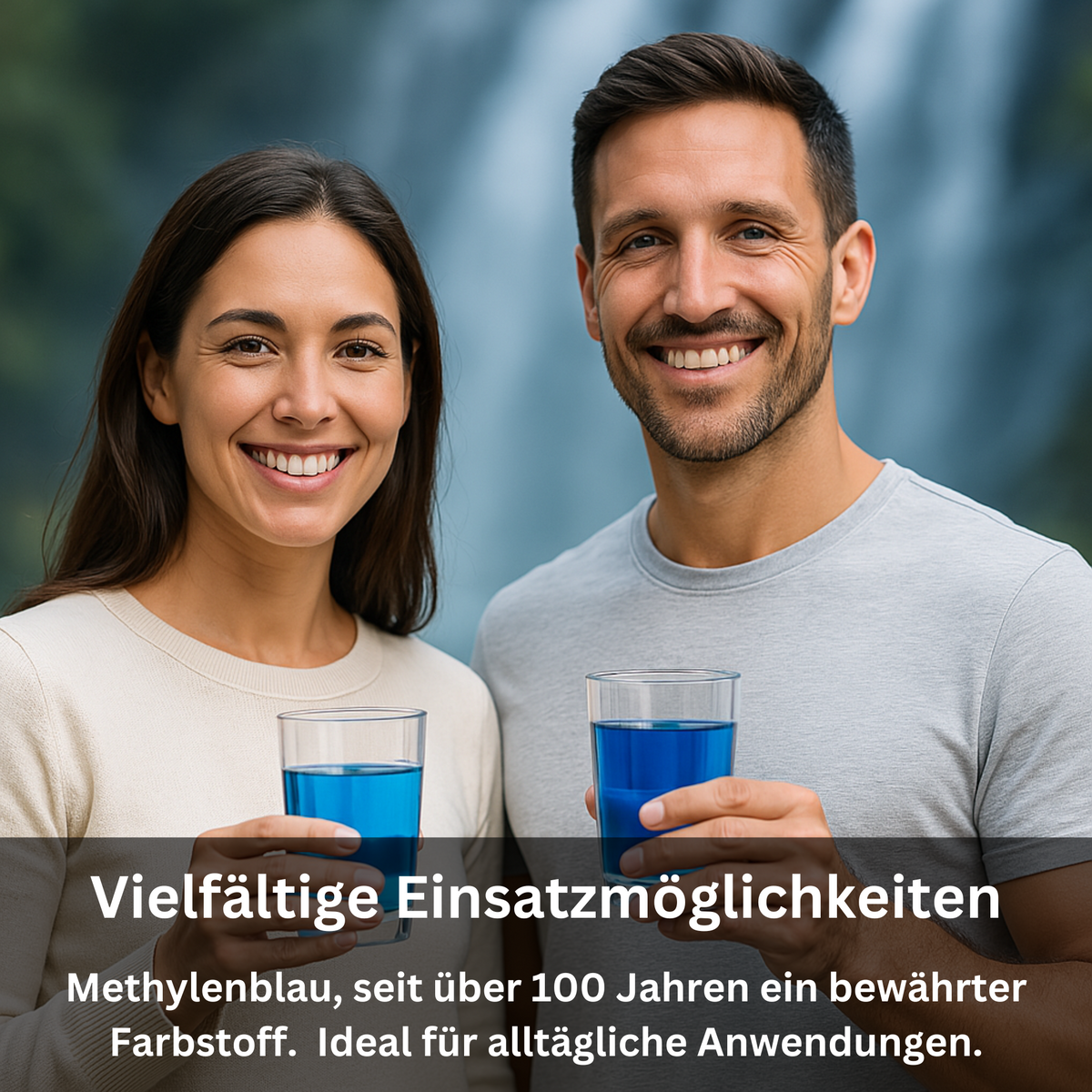 Frau und Mann halten je ein Glas mit blau gefärbtem Wasser