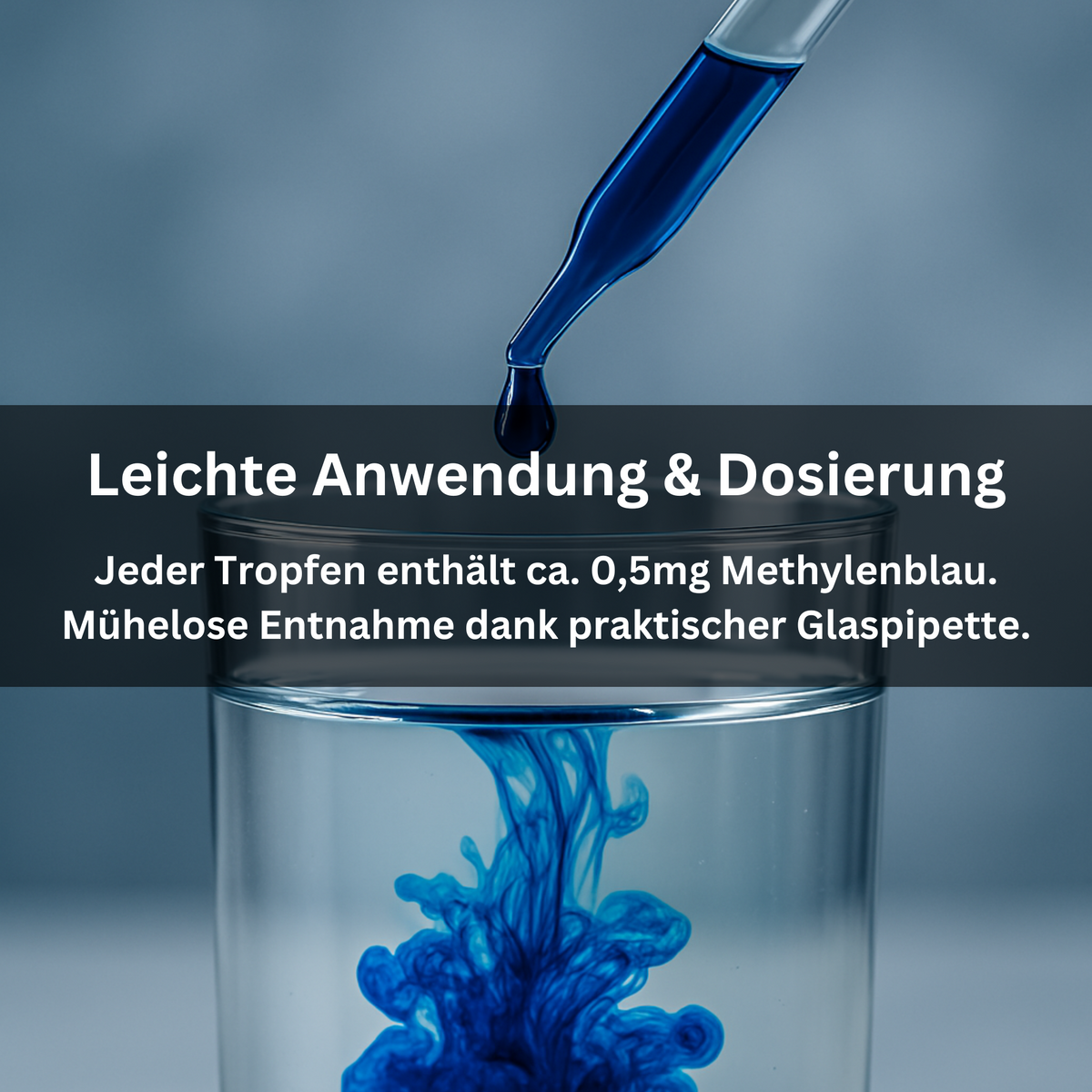 Ein Tropfen MethylenBlau fällt aus einer Glaspipette in ein Glas Wasser