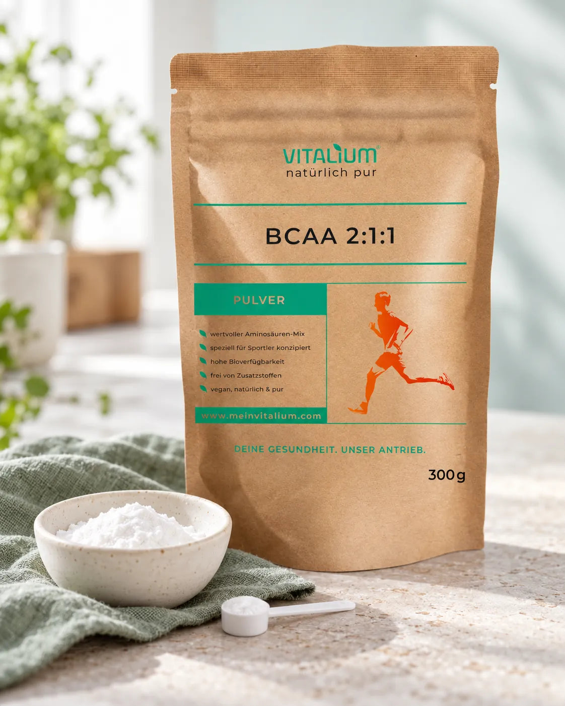 BCAA 2:1:1 Pulver Beutel, davor eine Schale mit weißem Pulver und ein Messlöffel