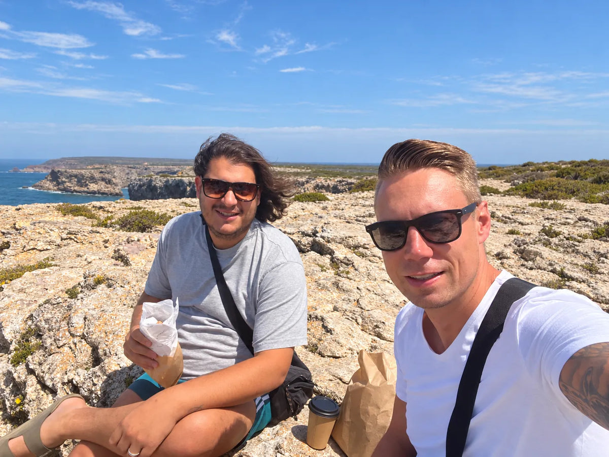 Benny und Engin, die Gründer von meinVitalium, an der Küste